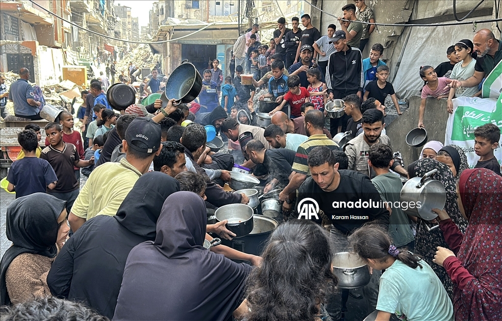 İsrail saldırısı ve ambargosu altındaki Gazze’de sıcak yemek dağıtıldı