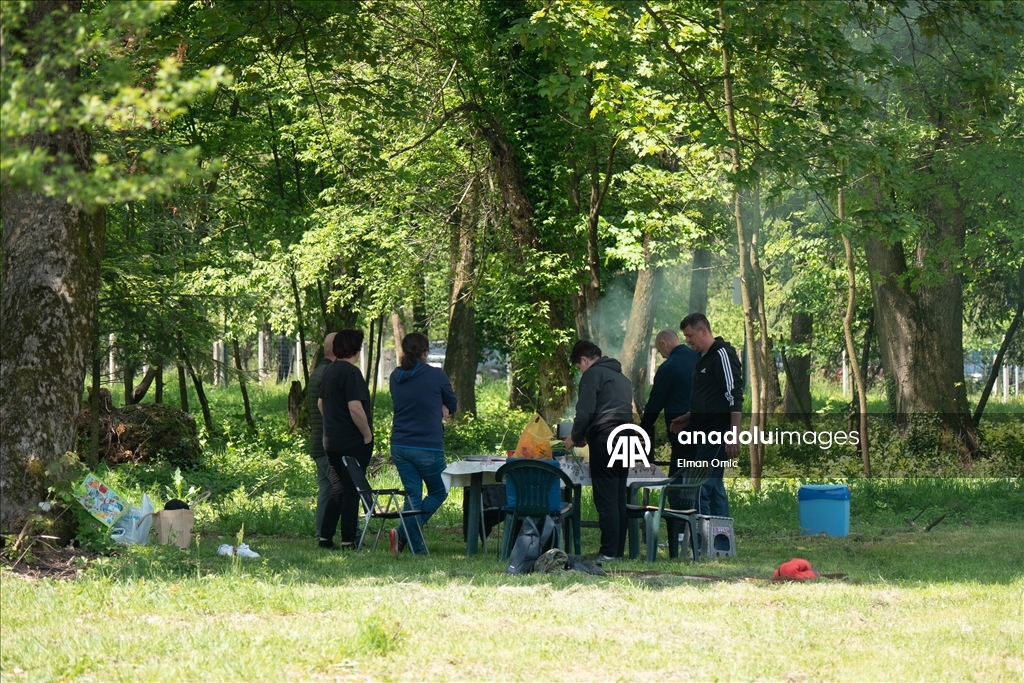 Prvi maj na Stojčevcu: Brojne Sarajlije uživale suncu, roštilju, šetnji