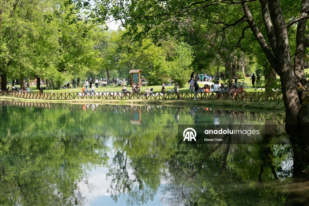Prvi maj na Stojčevcu: Brojne Sarajlije uživale suncu, roštilju, šetnji