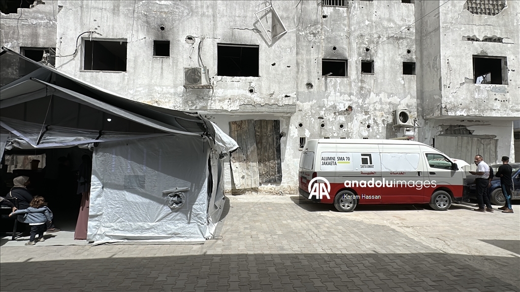 İsrail saldırılarında kullanılmaz hale gelen Advan Hastanesi bahçesine sahra hastanesi kuruldu