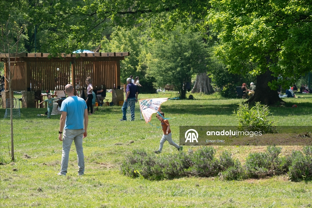 Prvi maj na Stojčevcu: Brojne Sarajlije uživale suncu, roštilju, šetnji