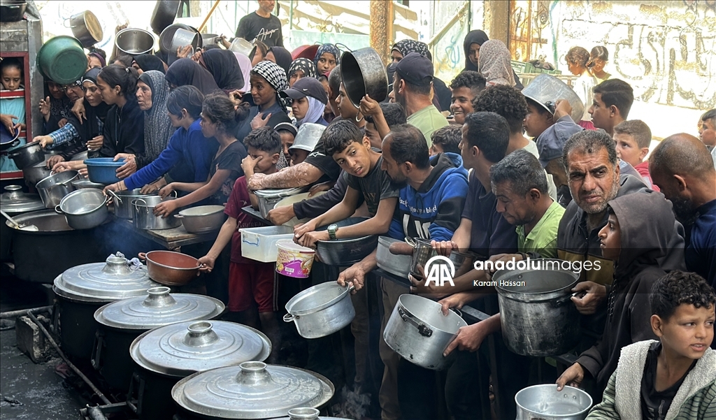 İsrail saldırısı ve ambargosu altındaki Gazze’de sıcak yemek dağıtıldı