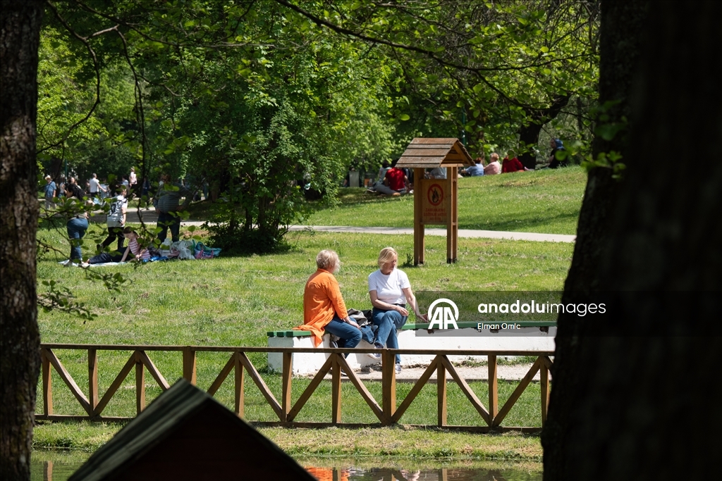 Prvi maj na Stojčevcu: Brojne Sarajlije uživale suncu, roštilju, šetnji