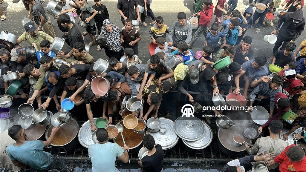 İsrail saldırısı ve ambargosu altındaki Gazze’de sıcak yemek dağıtıldı
