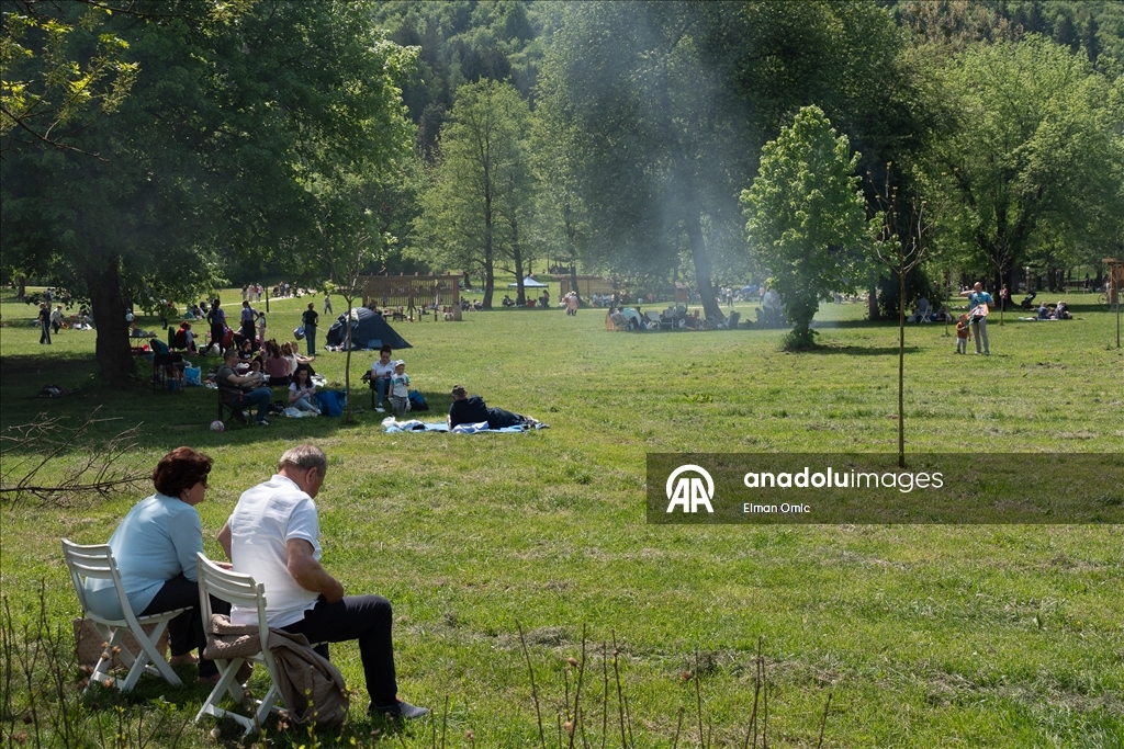 Prvi maj na Stojčevcu: Brojne Sarajlije uživale suncu, roštilju, šetnji