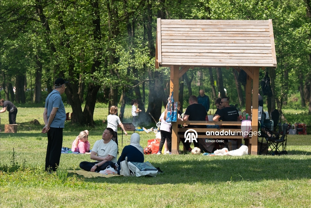 Prvi maj na Stojčevcu: Brojne Sarajlije uživale suncu, roštilju, šetnji