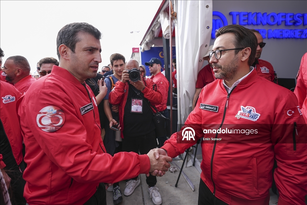 TEKNOFEST Yönetim Kurulu Başkanı Selçuk Bayraktar, AA standını ziyaret etti