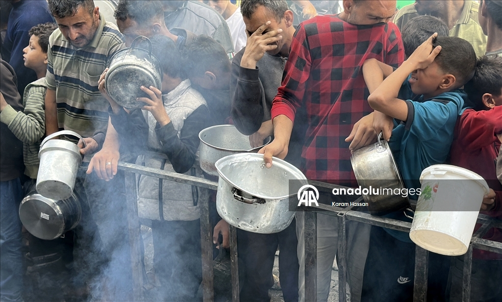 İsrail saldırısı ve ambargosu altındaki Gazze’de sıcak yemek dağıtıldı