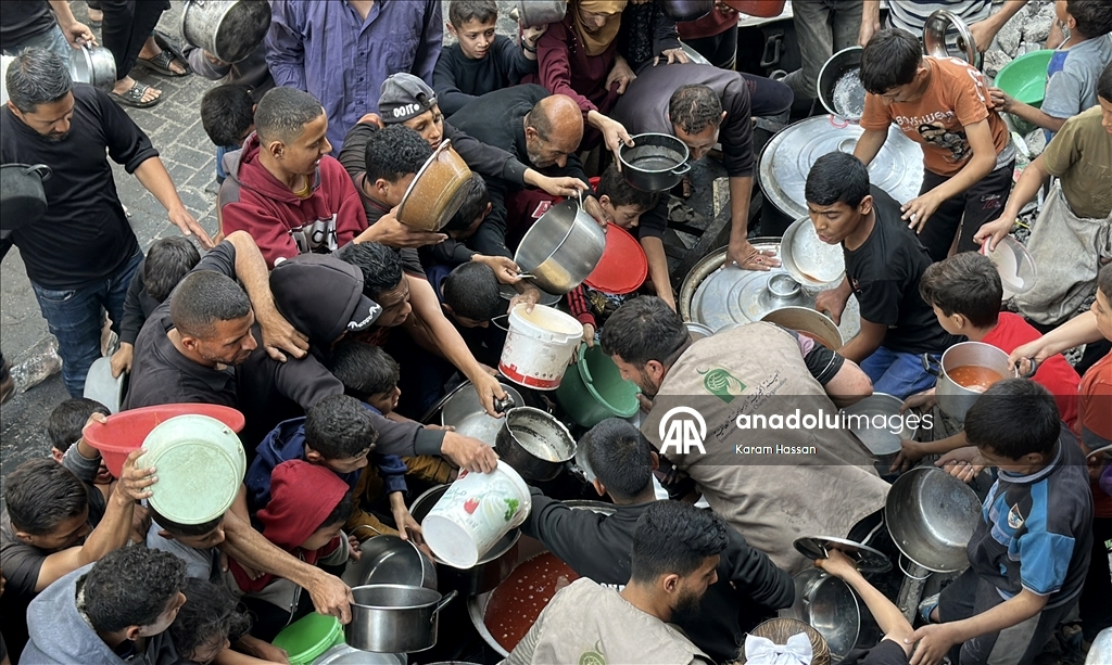 İsrail saldırısı ve ambargosu altındaki Gazze’de sıcak yemek dağıtıldı