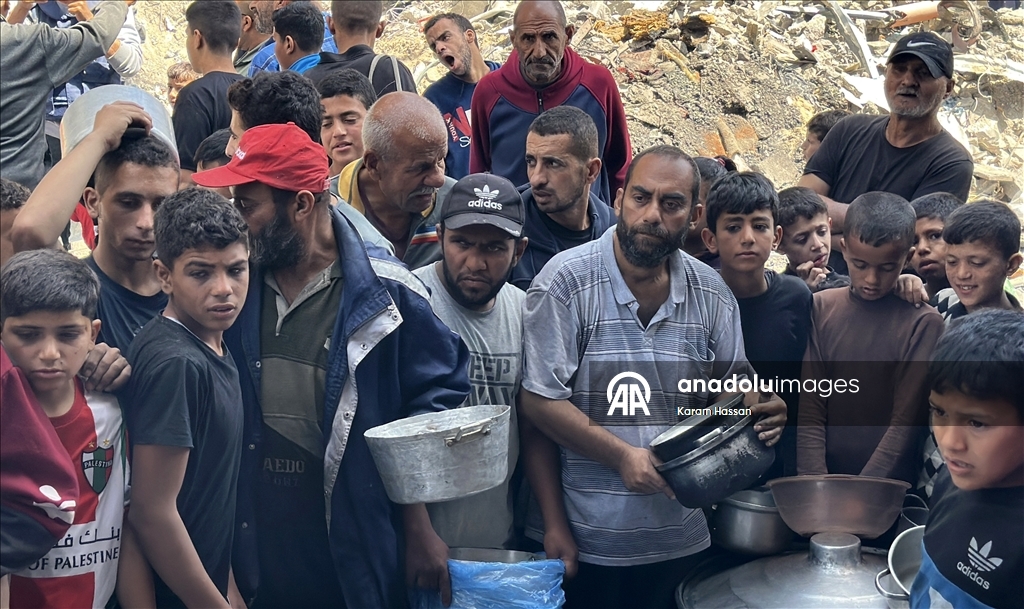 İsrail saldırısı ve ambargosu altındaki Gazze’de sıcak yemek dağıtıldı