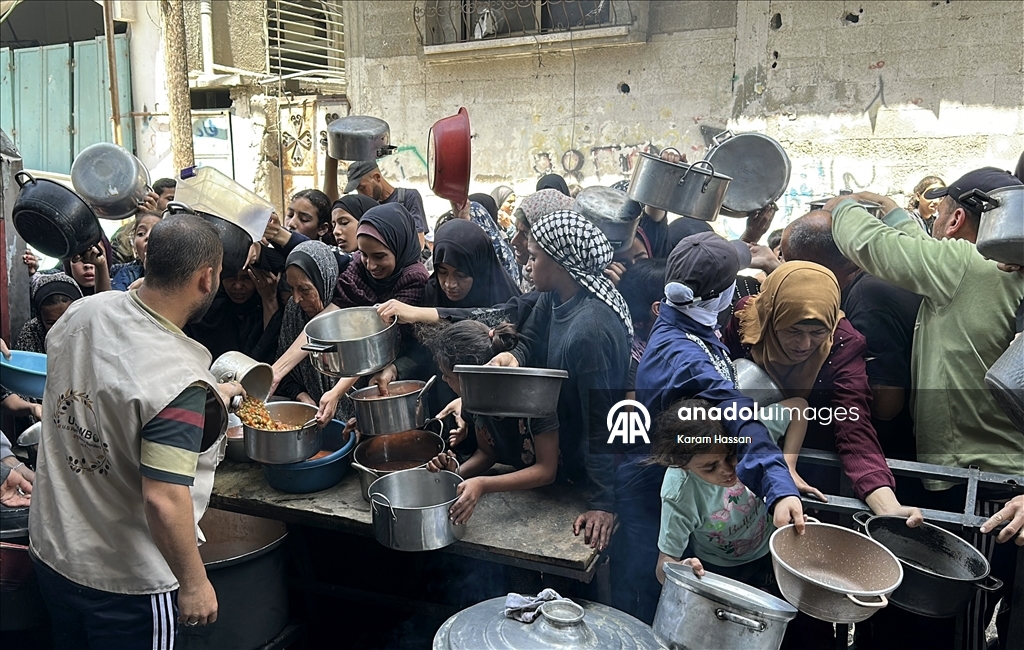 İsrail saldırısı ve ambargosu altındaki Gazze’de sıcak yemek dağıtıldı
