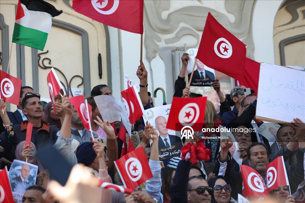 Tunus’ta Cumhurbaşkanı Said destekçileri, ülkenin iç işlerine yönelik “yabancı müdahaleyi” protesto etti.