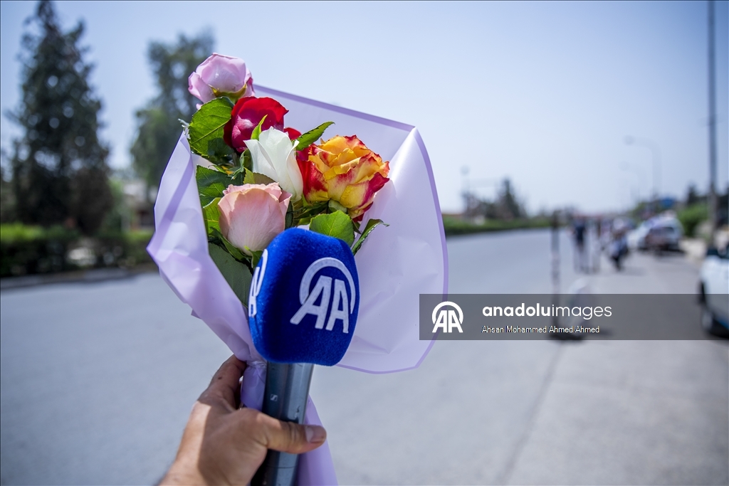 AA ekibi, Emek ve Dayanışma Günü'nde emekçilere gül hediye etti