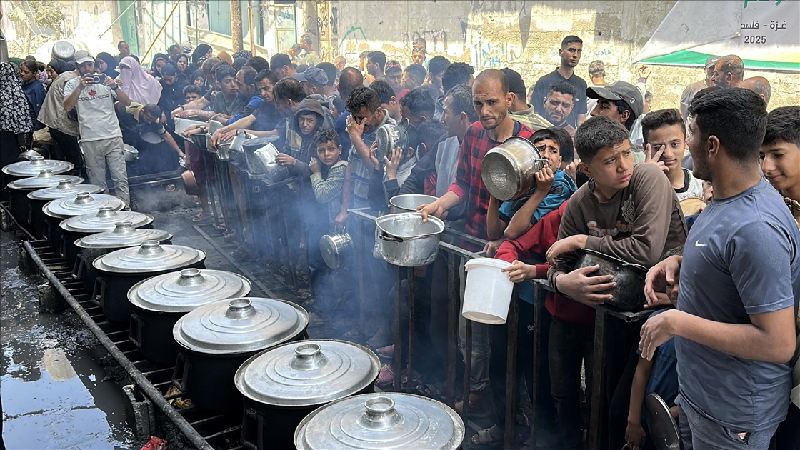 İsrail saldırısı ve ambargosu altındaki Gazze’de sıcak yemek dağıtıldı