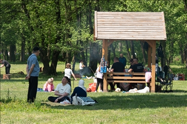 Prvi maj na Stojčevcu: Brojne Sarajlije uživale suncu, roštilju, šetnji