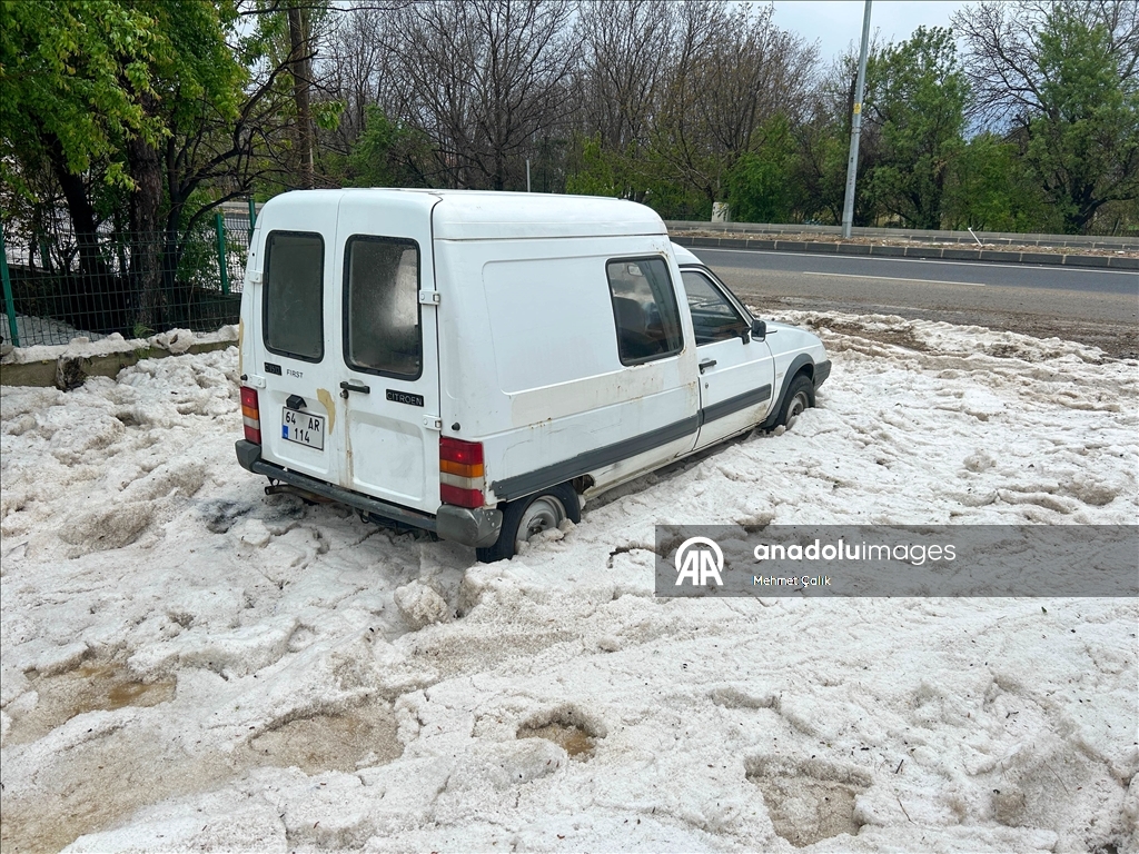 Uşak'ta sağanak ve dolu etkili oldu