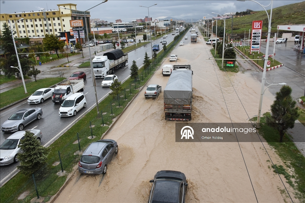 Malatya'da sağanak ve dolu etkili oldu