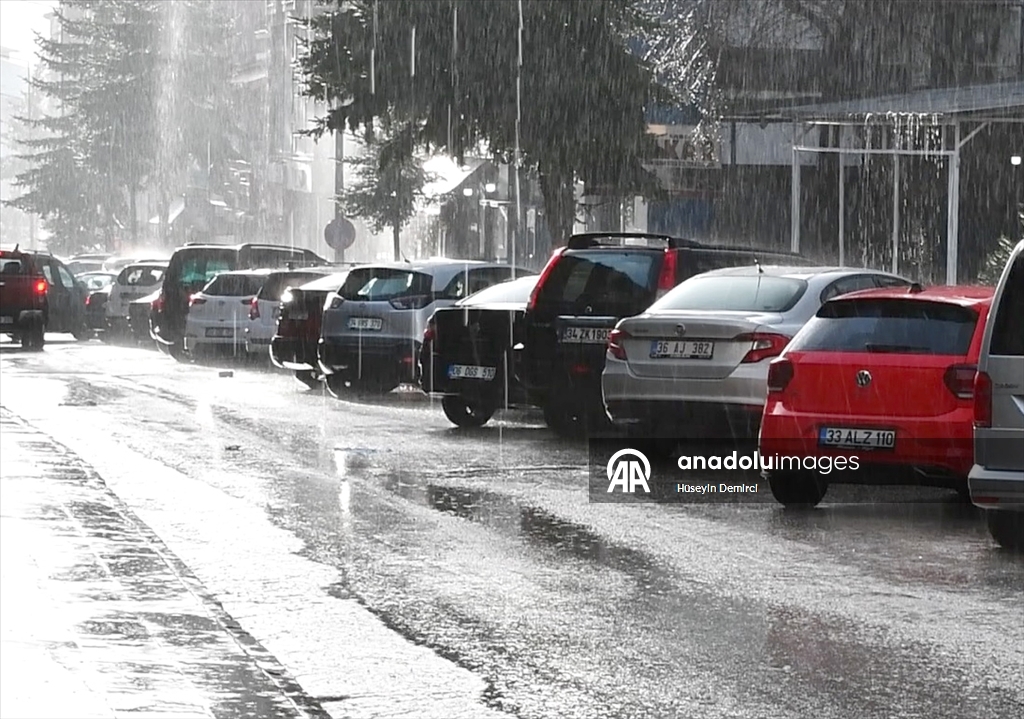 Kars'ta dolu ve sağanak etkili oldu