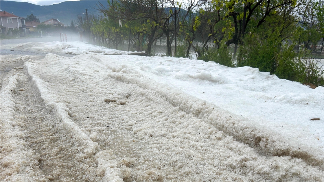 Bazı illerde sağanak ve dolu etkili oldu