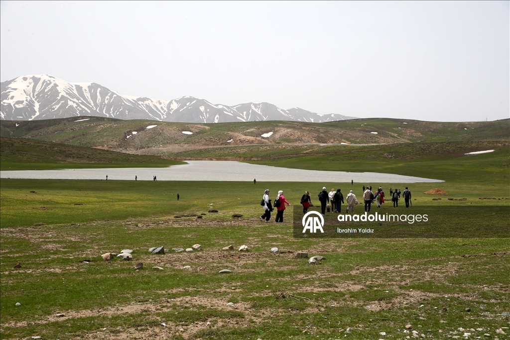 Doğaseverler bir günde dört mevsimin yaşandığı Muş'un güzelliklerini adımlıyor
