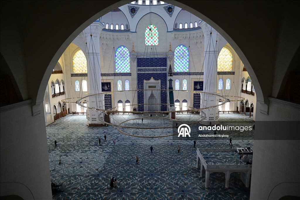İstanbul'un silüetinde yer edinen Büyük Çamlıca Camisi milyonları ağırlıyor