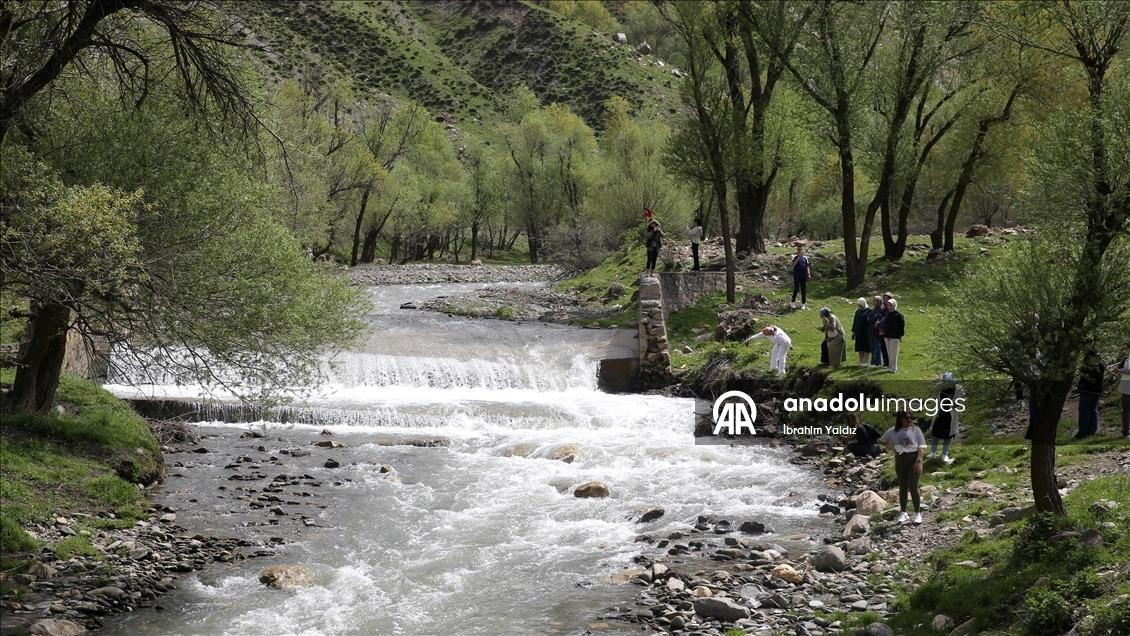 Doğaseverler bir günde dört mevsimin yaşandığı Muş'un güzelliklerini adımlıyor