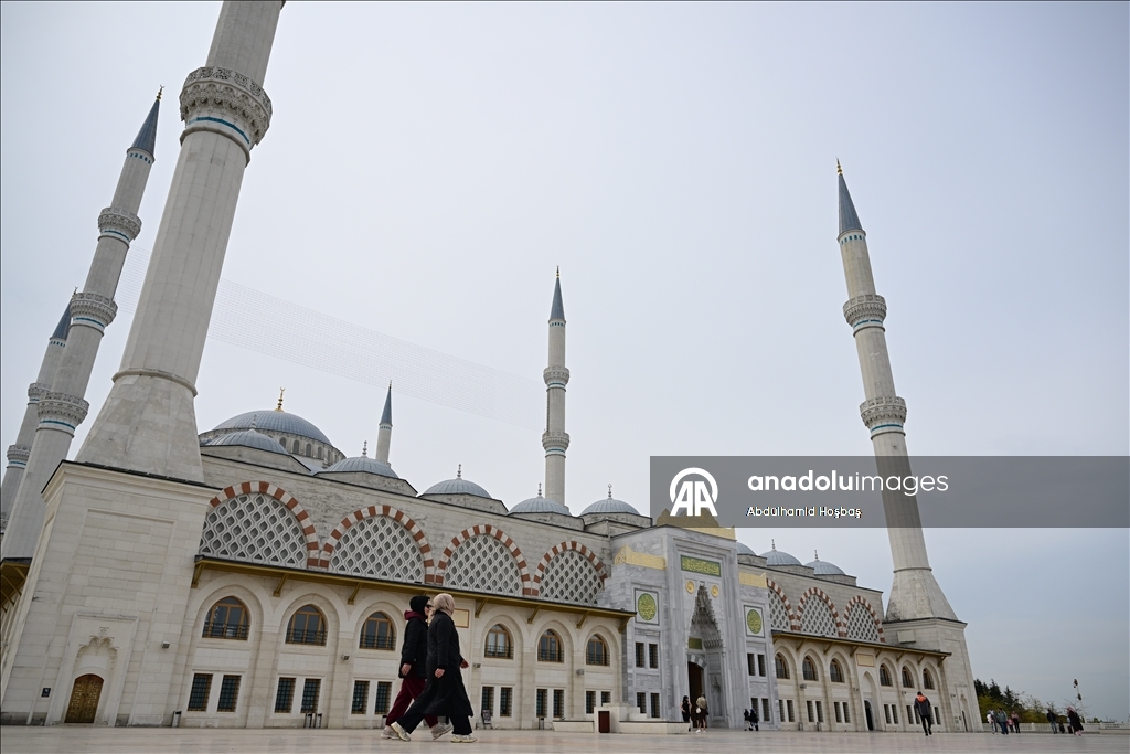 İstanbul'un silüetinde yer edinen Büyük Çamlıca Camisi milyonları ağırlıyor