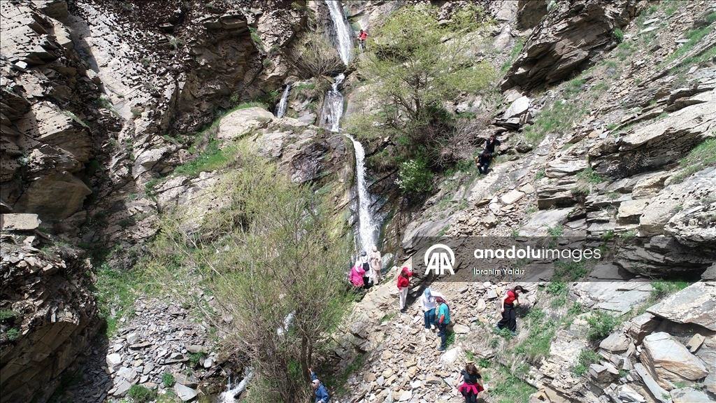 Doğaseverler bir günde dört mevsimin yaşandığı Muş'un güzelliklerini adımlıyor