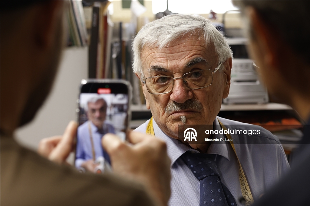 Son üç papanın terzisi, dördüncüsünü giydirmeye hazırlanıyor