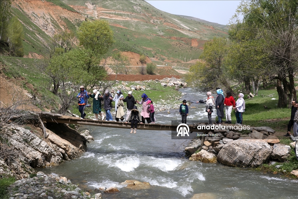 Doğaseverler bir günde dört mevsimin yaşandığı Muş'un güzelliklerini adımlıyor