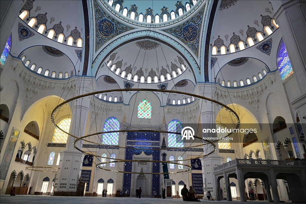 İstanbul'un silüetinde yer edinen Büyük Çamlıca Camisi milyonları ağırlıyor