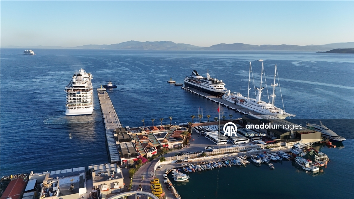 Kuşadası'na bir günde 5 kruvaziyer demirledi