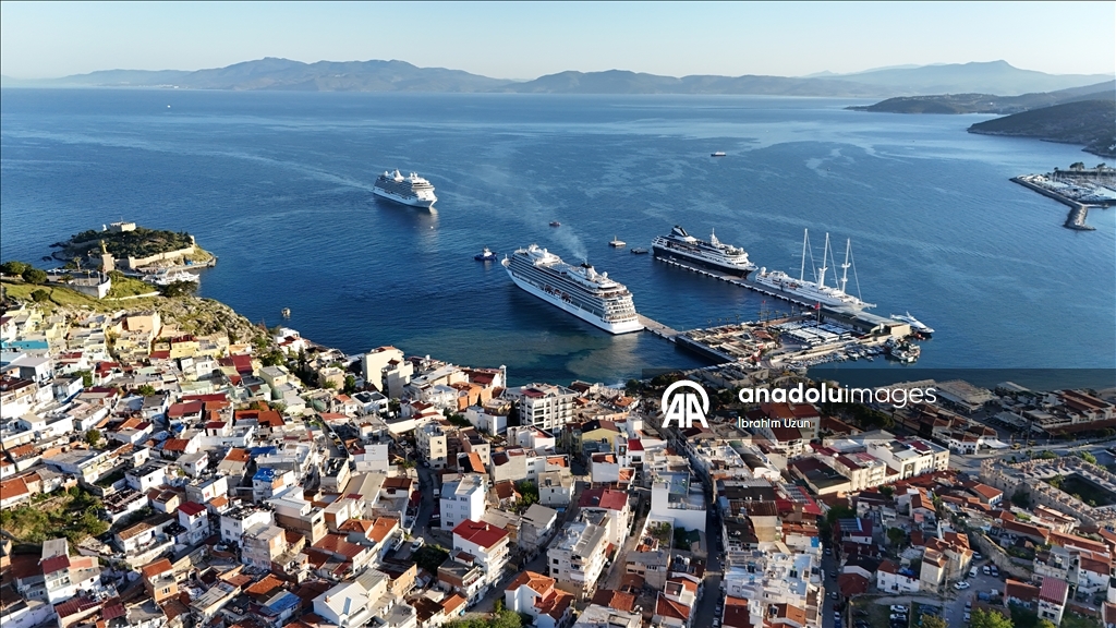 Kuşadası'na bir günde 5 kruvaziyer demirledi