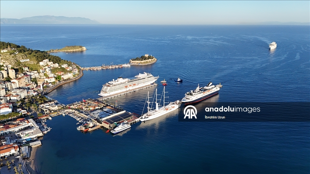Kuşadası'na bir günde 5 kruvaziyer demirledi