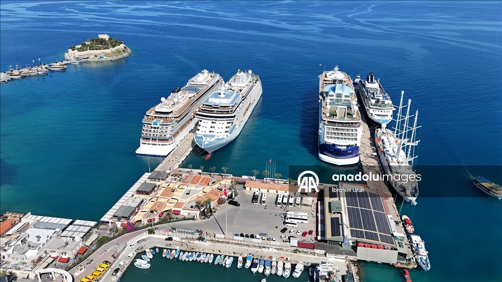 Kuşadası'na bir günde 5 kruvaziyer demirledi