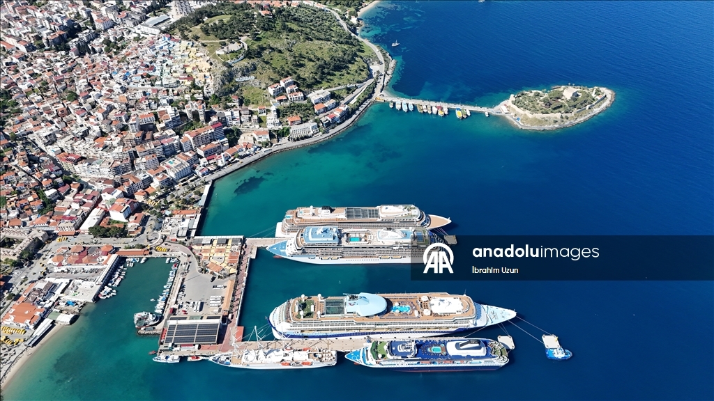 Kuşadası'na bir günde 5 kruvaziyer demirledi