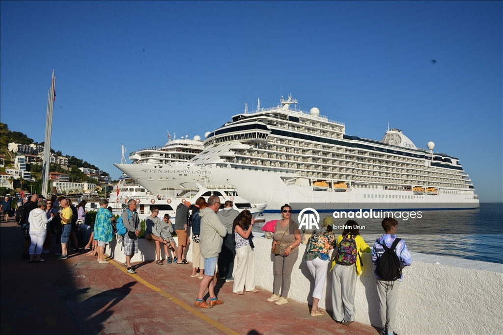 Kuşadası'na bir günde 5 kruvaziyer demirledi