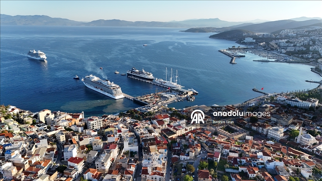 Kuşadası'na bir günde 5 kruvaziyer demirledi