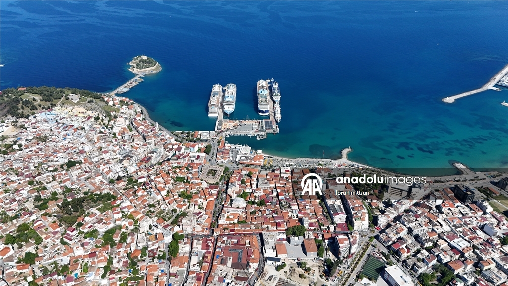 Kuşadası'na bir günde 5 kruvaziyer demirledi
