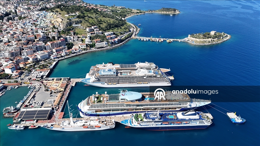 Kuşadası'na bir günde 5 kruvaziyer demirledi