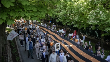 Rusya'nın Ankara Büyükelçiliği'nde 'Ölümsüz Alay' yürüyüşü düzenlendi