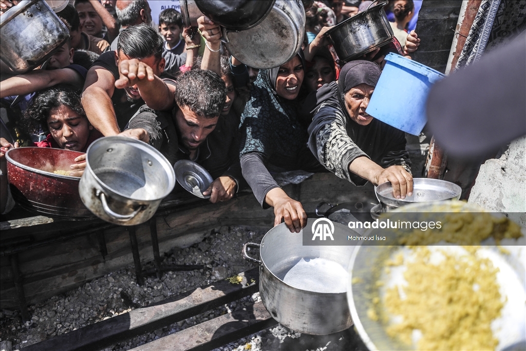 İsrail saldırısı ve ambargosu altındaki Gazze’deki Filistinlilere yemek dağıtıldı