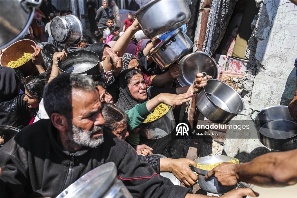 İsrail saldırısı ve ambargosu altındaki Gazze’deki Filistinlilere yemek dağıtıldı