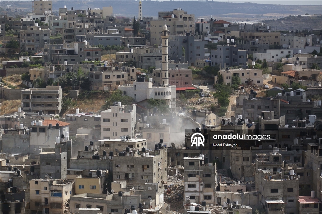 İsrail ordusu, Batı Şeria'nın kuzeyindeki Nur Şems Mülteci Kampı'nda Filistinlilere ait evleri yıkıyor