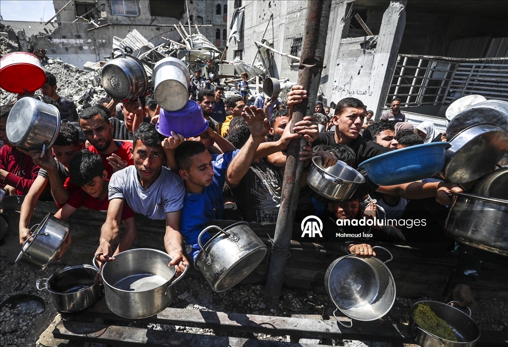 İsrail saldırısı ve ambargosu altındaki Gazze’deki Filistinlilere yemek dağıtıldı