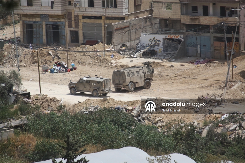 İsrail ordusu, Batı Şeria'nın kuzeyindeki Nur Şems Mülteci Kampı'nda Filistinlilere ait evleri yıkıyor