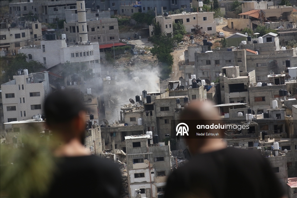 İsrail ordusu, Batı Şeria'nın kuzeyindeki Nur Şems Mülteci Kampı'nda Filistinlilere ait evleri yıkıyor