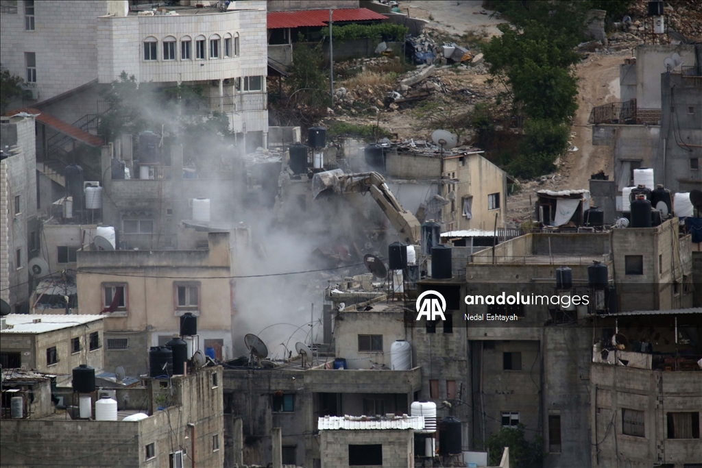 İsrail ordusu, Batı Şeria'nın kuzeyindeki Nur Şems Mülteci Kampı'nda Filistinlilere ait evleri yıkıyor