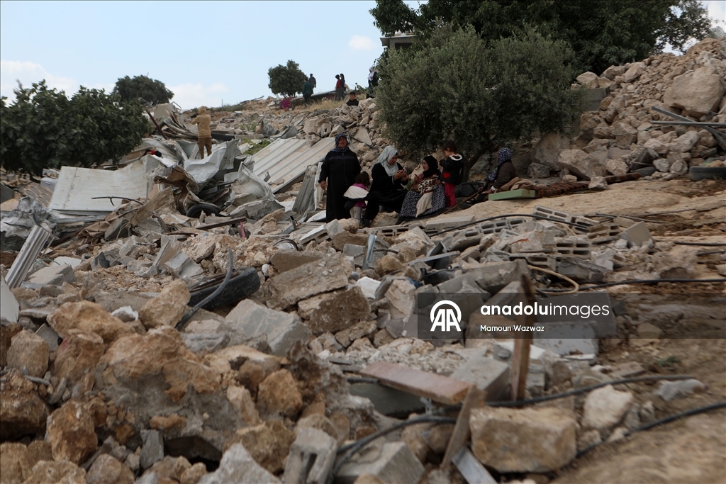 İsrail, Batı Şeria'da Filistinlilere ait çok sayıda yapıyı yıktı