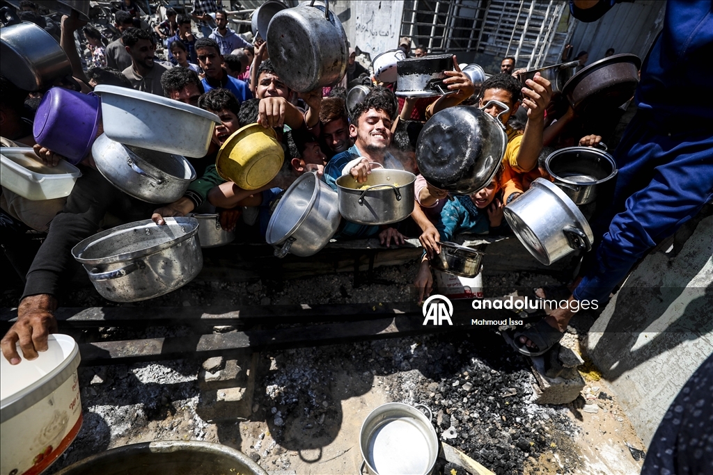 İsrail saldırısı ve ambargosu altındaki Gazze’deki Filistinlilere yemek dağıtıldı